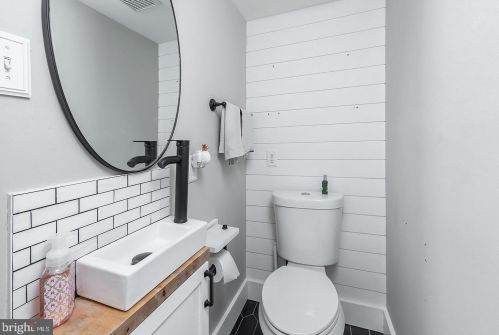 105 Red Stone Rdg, West Deptford NJ  08096-4134 exterior