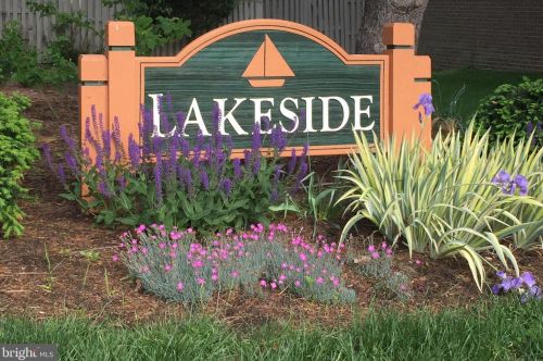 1616 Greenbriar Ct, Herndon, VA 20190-4417