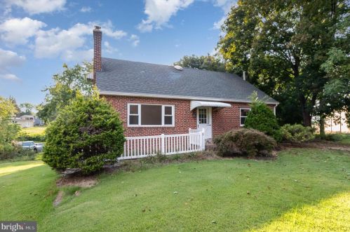 300 Lockwillow Ave, Harrisburg PA  17112-2557 exterior