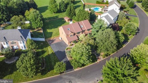 44 Thoroughbred Dr, Southampton, PA 18966-2570