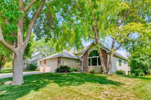 748 Ashley Dr, Chaska, MN 55318-1537