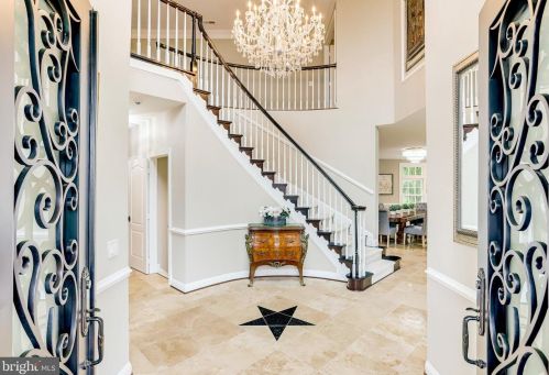 10108 Nedra Dr, Great Falls VA  22066-2835 exterior