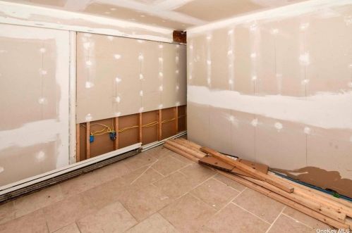 43 Julie Cres, Central Islip NY  11722-4907 exterior