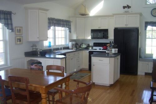 242 Shore Ave, Groton CT  06340-5926 exterior