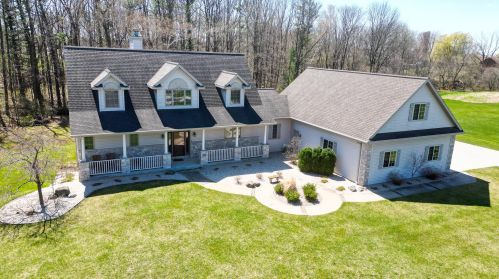 1300 Westbury Ct, Manitowoc WI  54220-8756 exterior