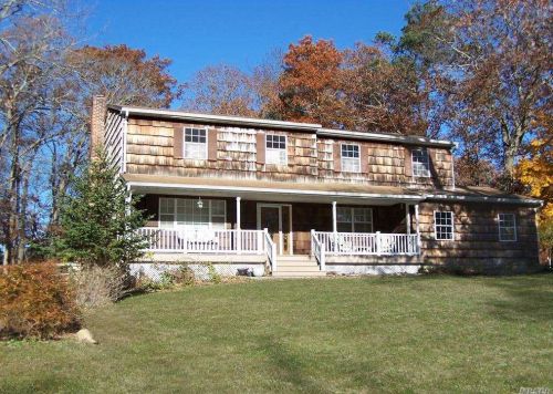 3 Ryan Ct, Panamoka, NY 11961-1935