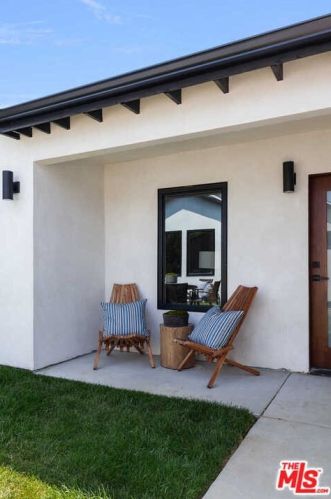 14322 Collins St, Van Nuys CA  91401-4612 exterior