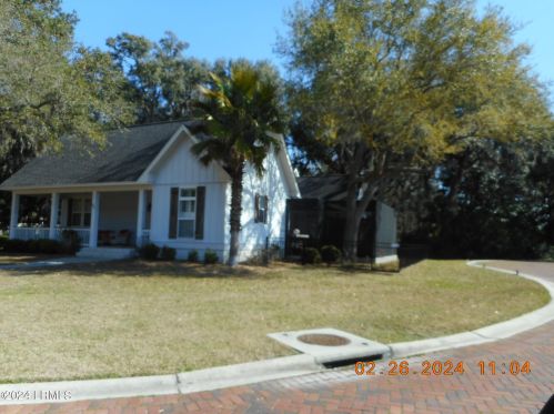 51 Sommer Lake Dr, Beaufort, SC 29902-2847