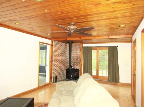 132 Turnbull Rd, New Hartford CT  06057-4136 exterior