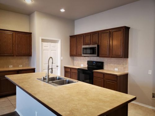 215 Arabian Rd, Waxahachie, TX 75165-7522