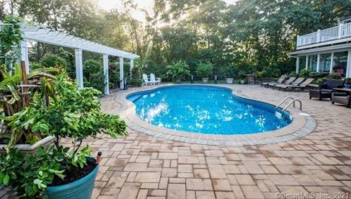 6 Meadows Edge Dr, Wallingford, CT 06492-2159