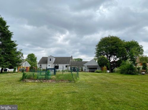 844 Maple Dr, Southampton PA 18966-4208 exterior