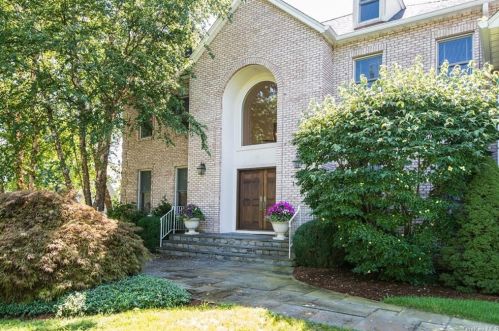 100 Stonewall Cir, White Plains, NY 10604-1124