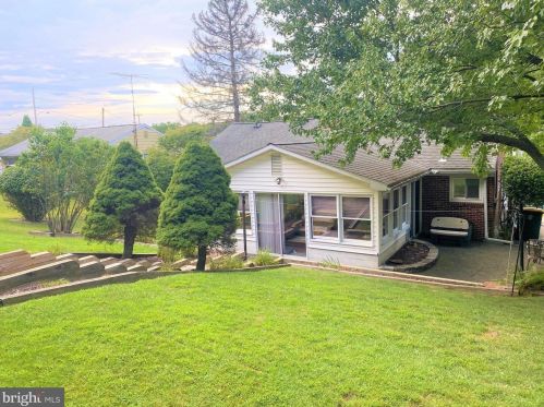 2122 Edgewood Ave, Easton PA  18045-2216 exterior