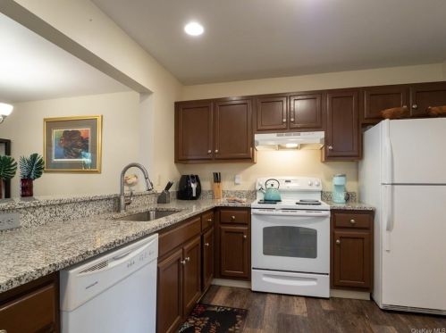 248 Crestwood Ct, Fishkill NY  12524-3312 exterior