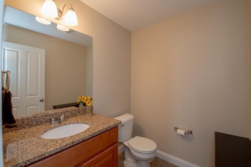 8 Evans Ave, Plaistow NH  03865-2909 exterior