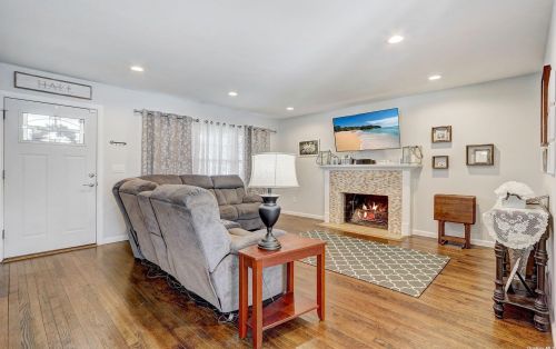 52 Alexander St, Babylon, NY 11702-1102