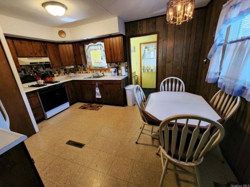 43 Van Wyck Dr, Poughkeepsie NY  12601-1518 exterior