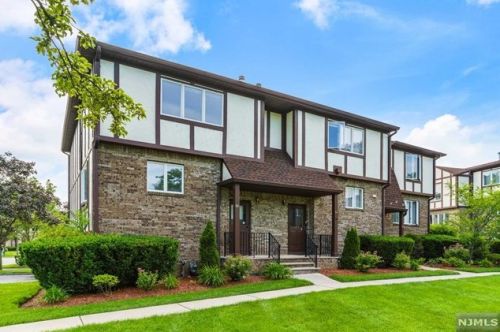60 Canterbury Ln, N Milford NJ  07646-3262 exterior