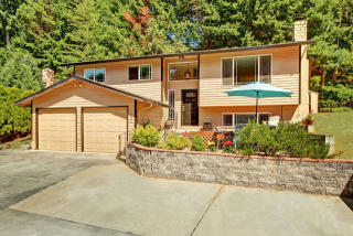 17200 Meadowdale Dr, Lynnwood, WA 98037-2938