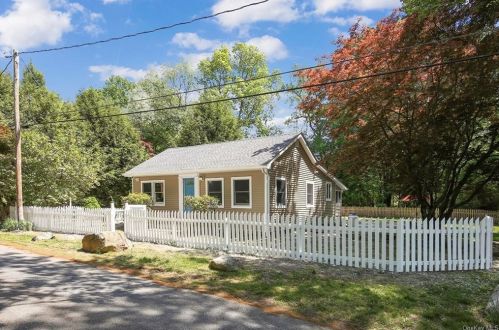 11 Dogwood Rd, Mahopac, NY 10541-5405