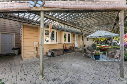 214 Linden Ct, Chenequa, WI 53029-1308
