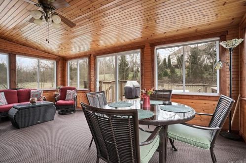 16 Vorndran Dr, New Hamburg NY  12590-4517 exterior