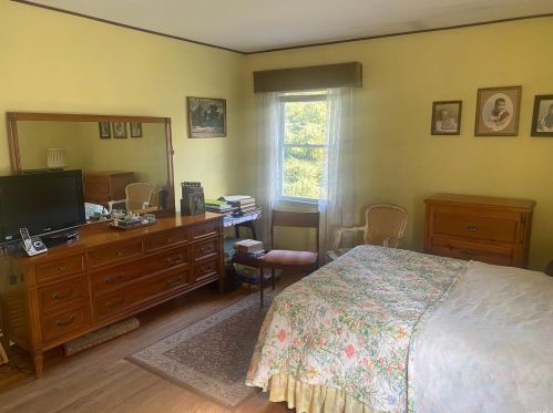 1052 Grand Blvd, Westbury, NY 11590-5516