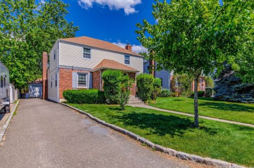 28 Wilwade Rd, Great Neck, NY 11020-1121