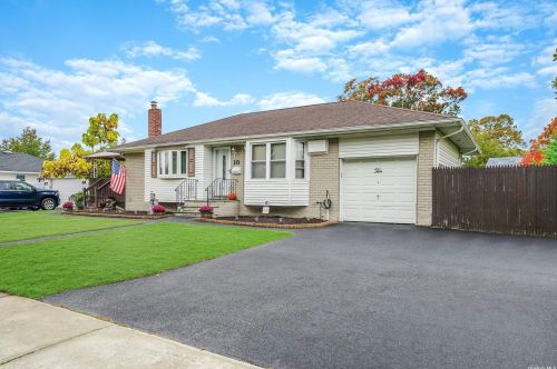 10 Burlington Ave, Deer Park, NY 11729-2401