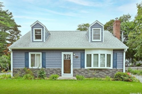 111 25th St, Huntington Station, NY 11746-3706