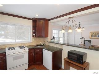 42 Donnelly Dr, Ridgefield CT  06877-5611 exterior