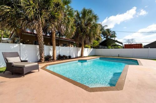 530 8th St, Dania Beach, FL 33004-2318