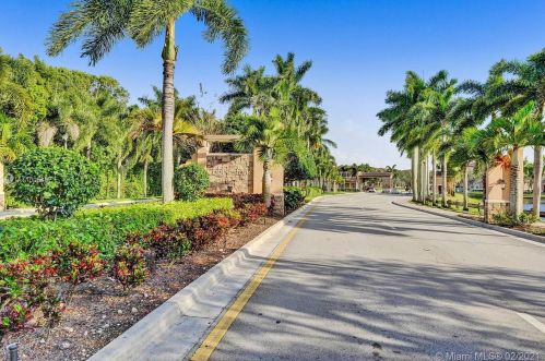 460 147 Ave, Hollywood FL 33027-6104 exterior