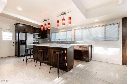 1815 Ridgewood Dr, Bakersfield CA 93306-3831 exterior