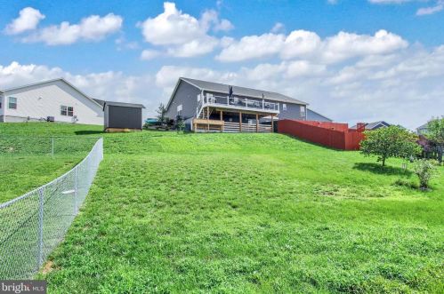 90 Hemlock Dr, Hanover PA  17331-9422 exterior