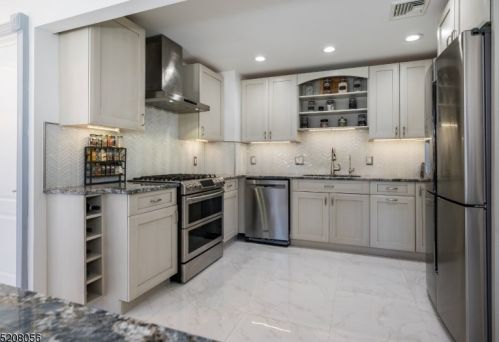 10 Overlook Ave, West Paterson NJ  07424-1917 exterior