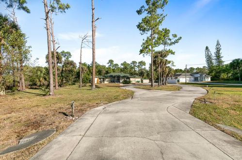 3881 15th Ave, Naples, FL 34117-5358