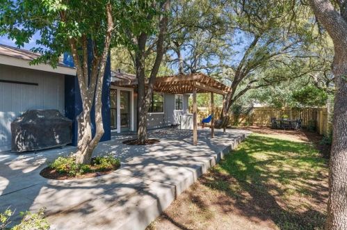 9626 Braeburn Gln, Austin TX 78729-2710 exterior