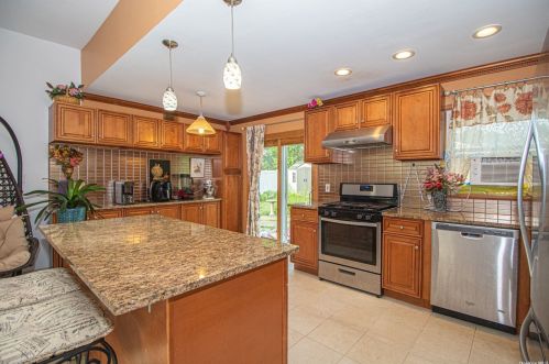 201 24th St, Deer Park, NY 11729-4819