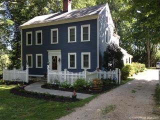 220 Ansonia Rd, New Haven, CT 06525-2403