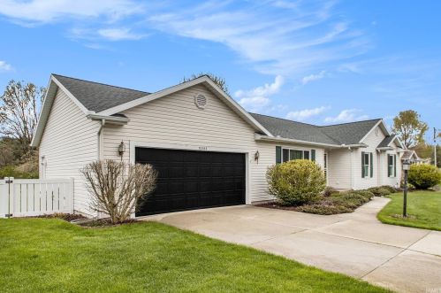 52063 Windermere Dr, Granger, IN 46530-8266