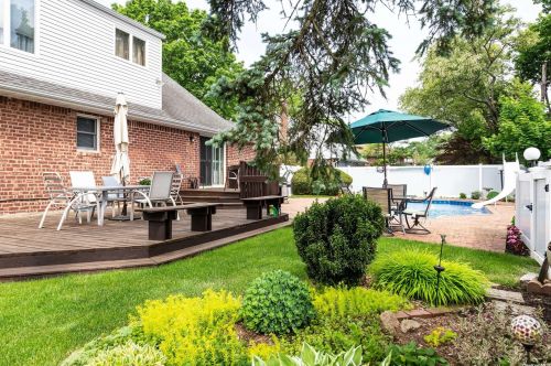 18 Reed Ln, Westbury NY  11590-1943 exterior