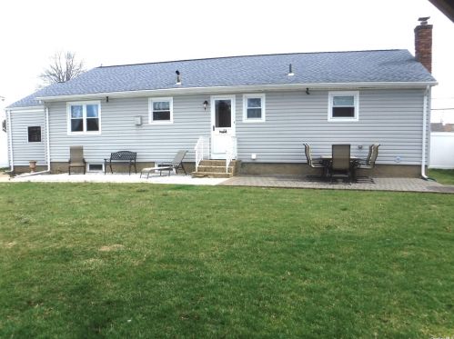 11 Barrington St, Westbury NY  11590-4629 exterior