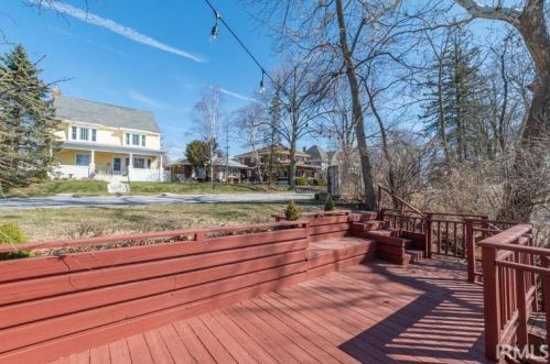 321 Edgewater Dr, Mishawaka IN  46545-6910 exterior