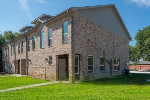 6504 Park Place Dr, Fort Worth, TX 76118-6203