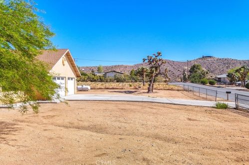 7645 Victoria Ave, Yucca Valley CA  92284-6152 exterior