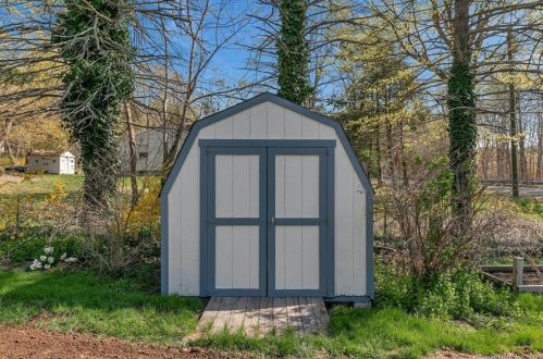 86 Woodland Dr, Northford CT  06472-1210 exterior
