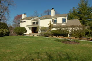 11 Gate House Ln, Mamaroneck, NY 10543-1012