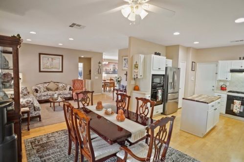 43652 Rialto Dr, Lancaster CA 93535-6156 exterior